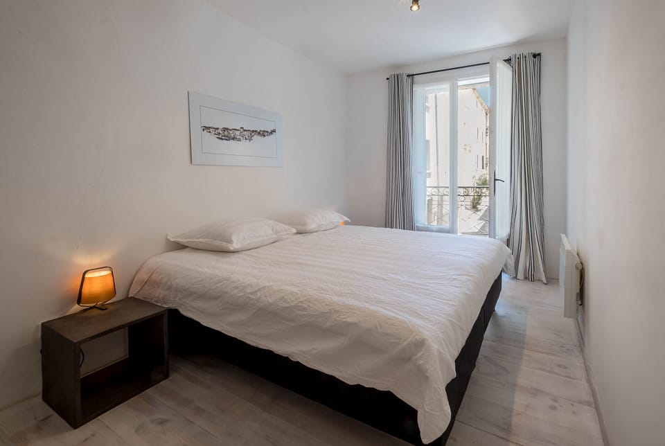 1 double bed bedroom