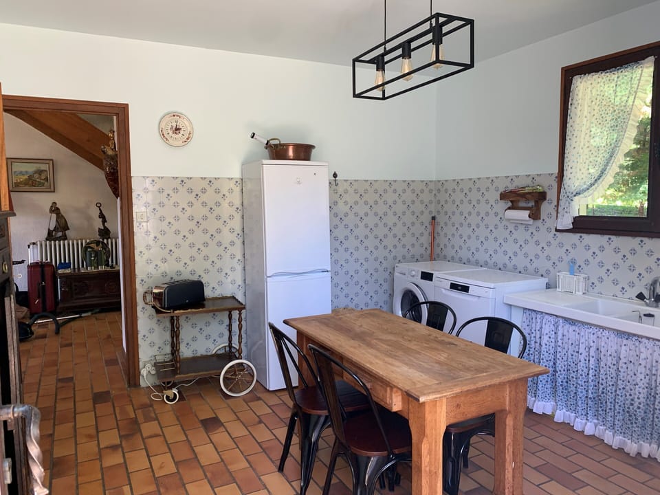 Cuisine équipée, gazinière, lave linge et lave vaisselle