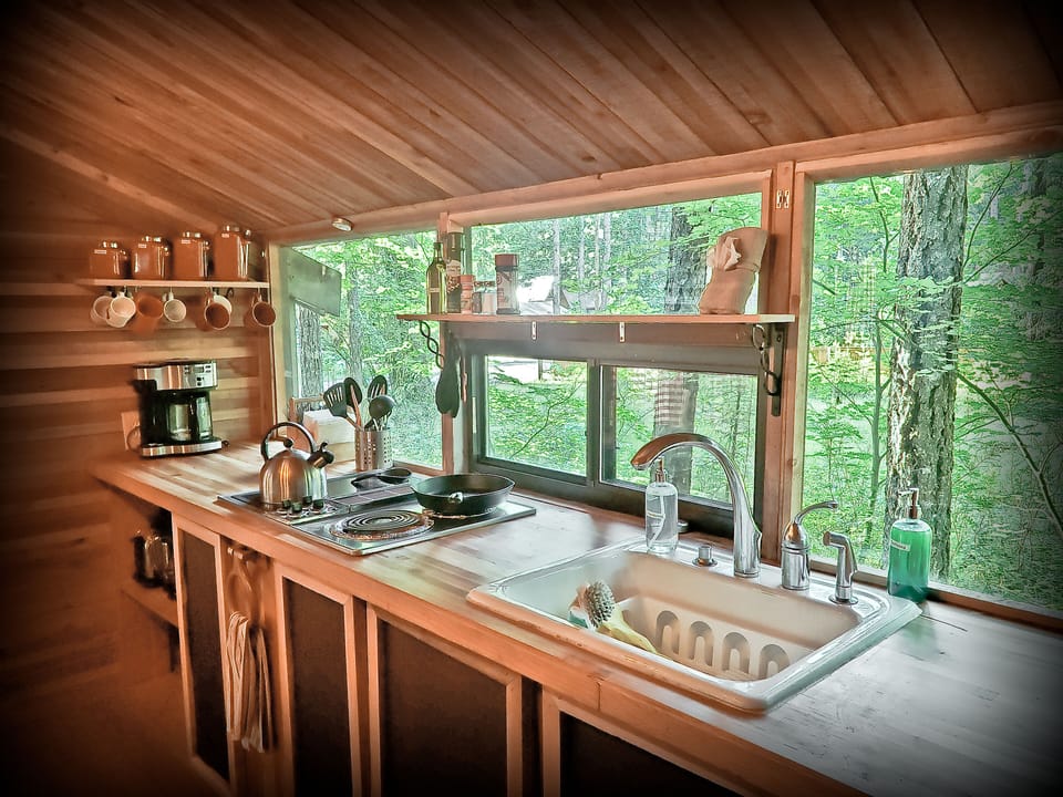 Stocked kitchen (Basic food items provided... spices, coffee, tea and etc).