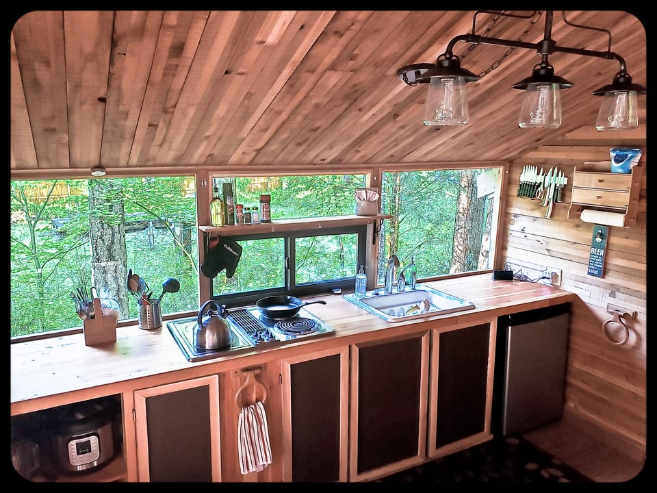 Stocked kitchen (Basic food items provided .... salt, pepper, spices, sugar...)