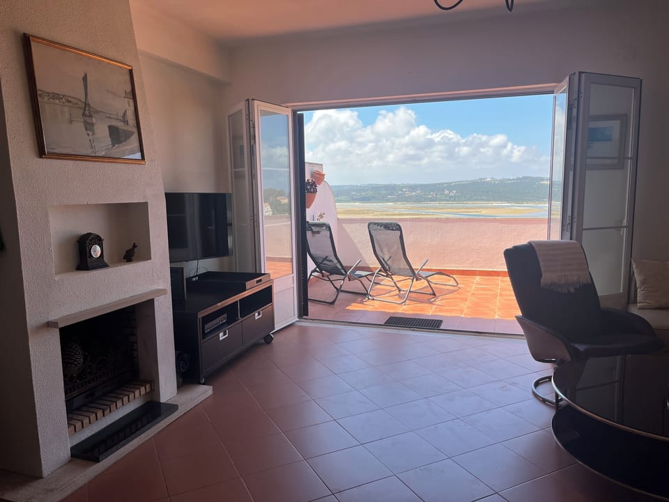 Lounge with view to Terrace and lagoon