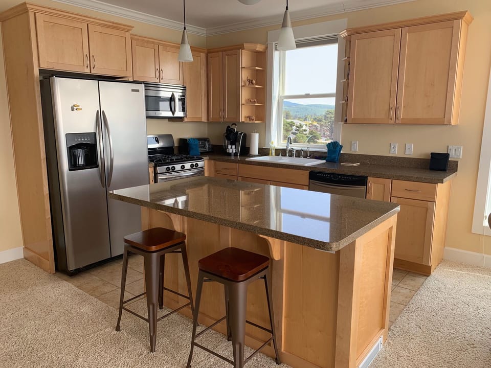 Well equipped kitchen with gas range