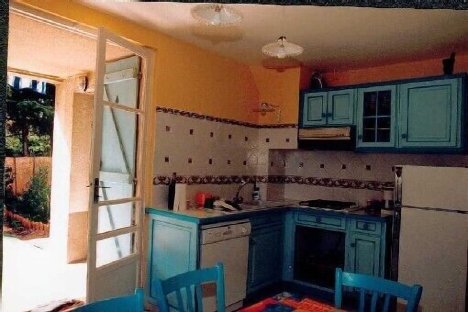 Full kitchen - coffeemaker - dishes and silverware - oven - stove - freezer
