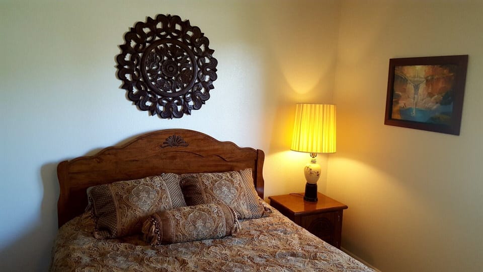 2nd bedroom w/ queen bed
