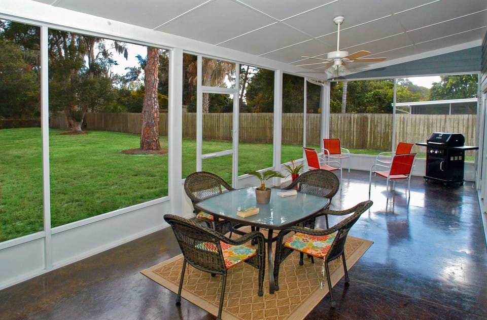 Screened lanai. 