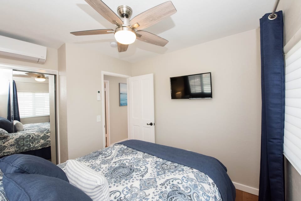 2nd bedroom with Smart TV