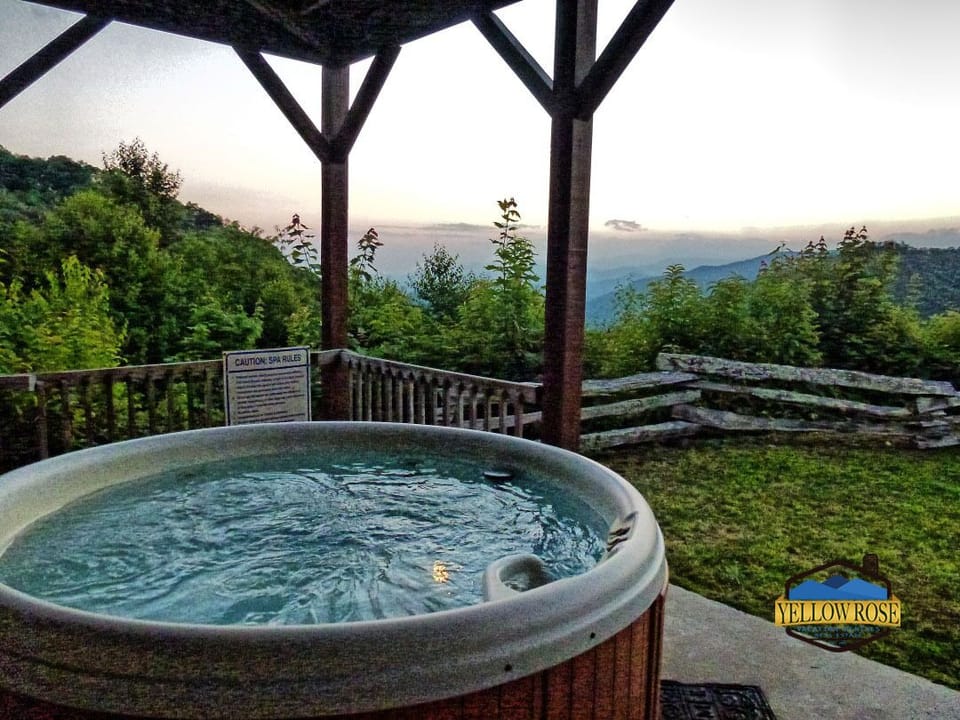 Hot Tub - Private hot tub with a view