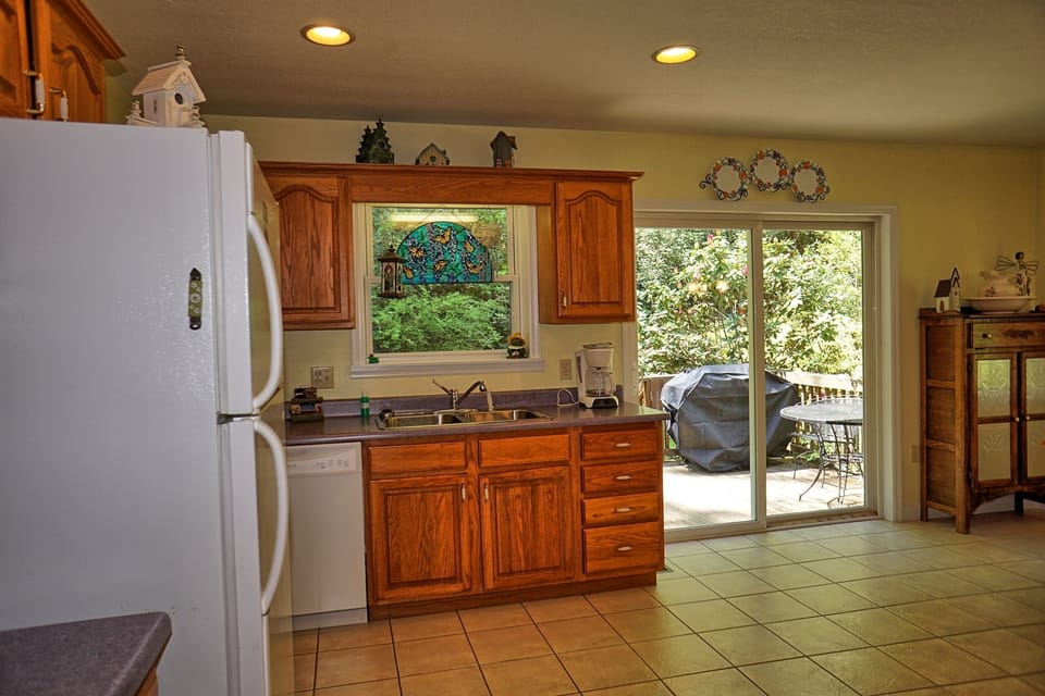 Full Kitchen - Full kitchen