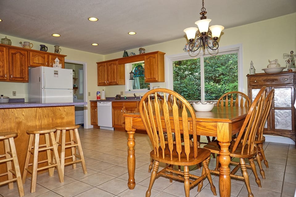 Kitchen - Full kitchen and dining room area