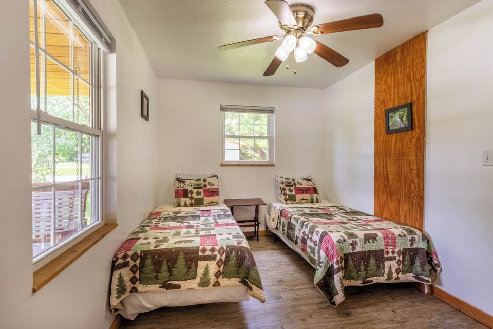 Bedroom - Bedroom with 2 twins