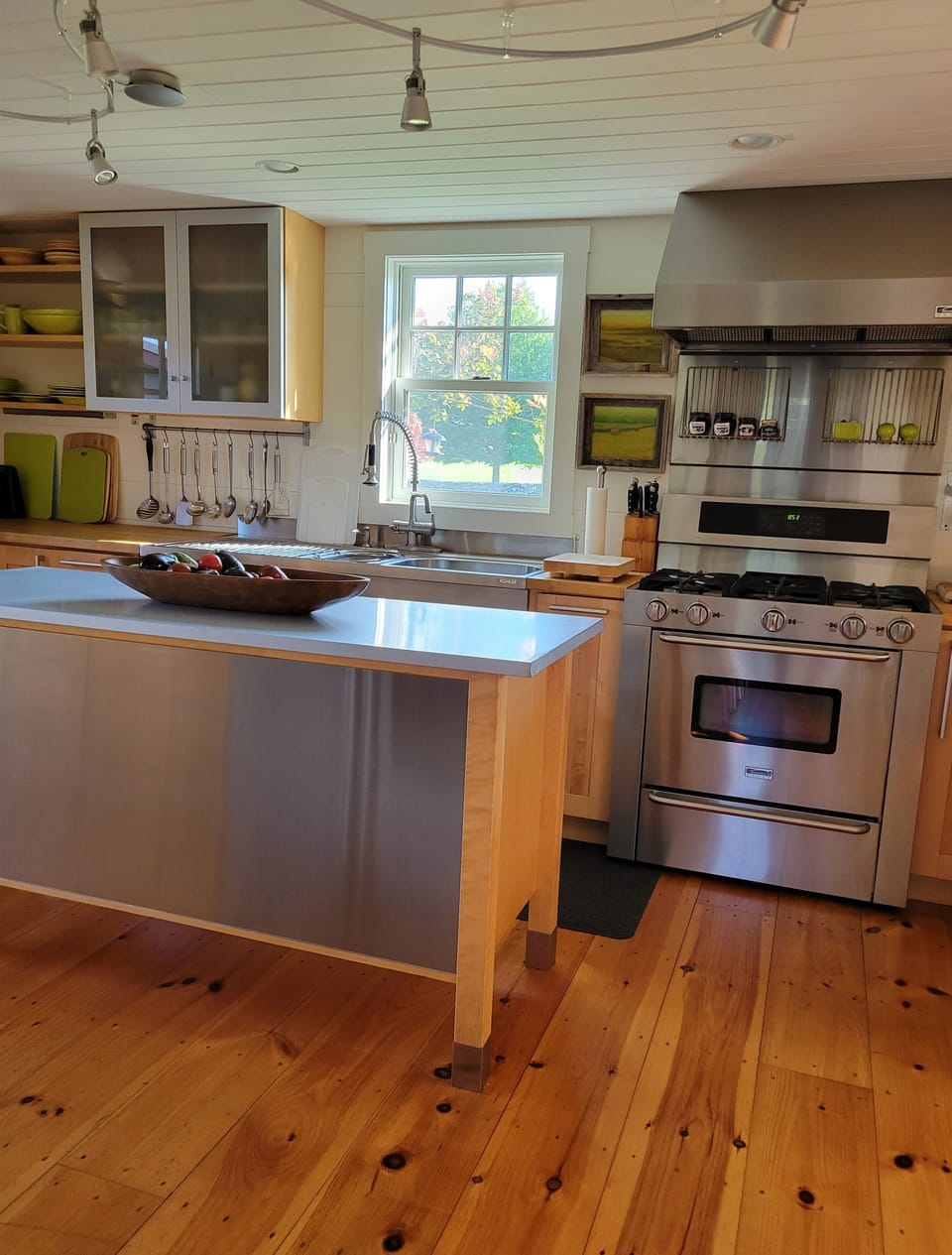   INSIDE BARN 
  1ST.FL .STAINLESS  STEEL  KITCHEN 