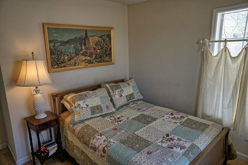 Secondary Bedroom - Second Bedroom with Queen bed