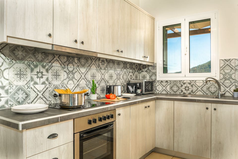 Fully equipped kitchen.