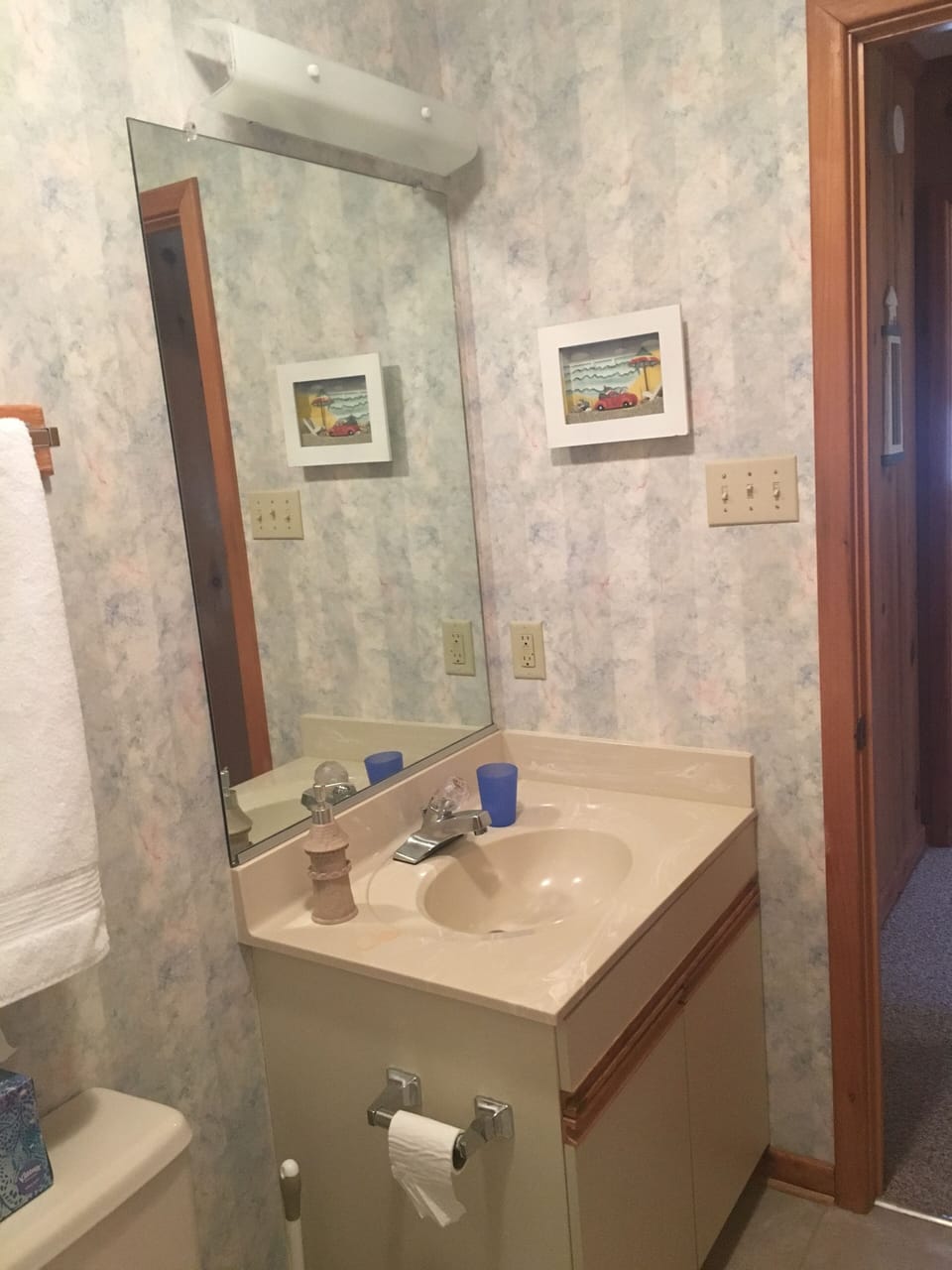 Hall  full bathroom conveniently located  between the upstairs bedrooms