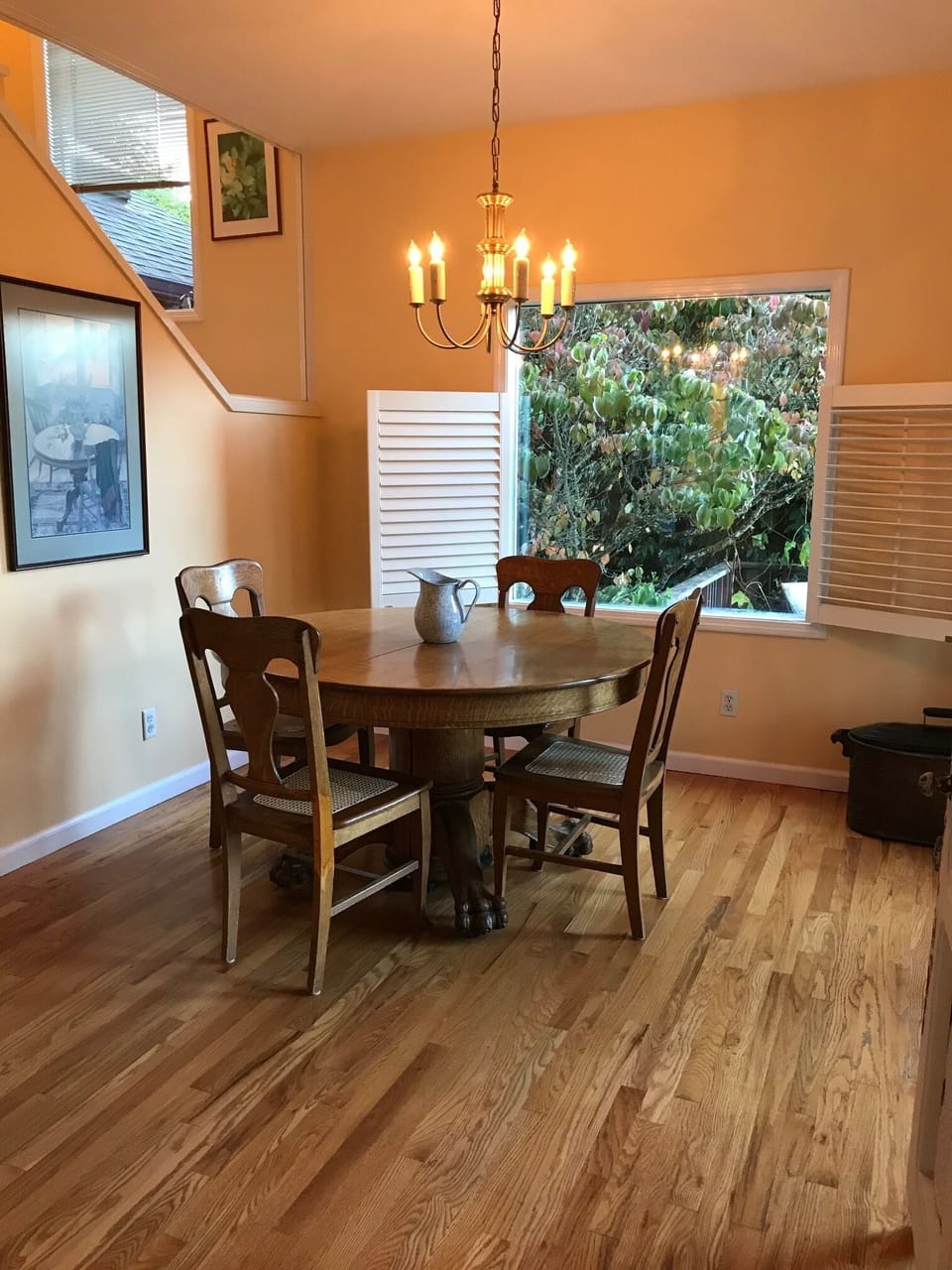 Dining table expand with two leaves to seat 8