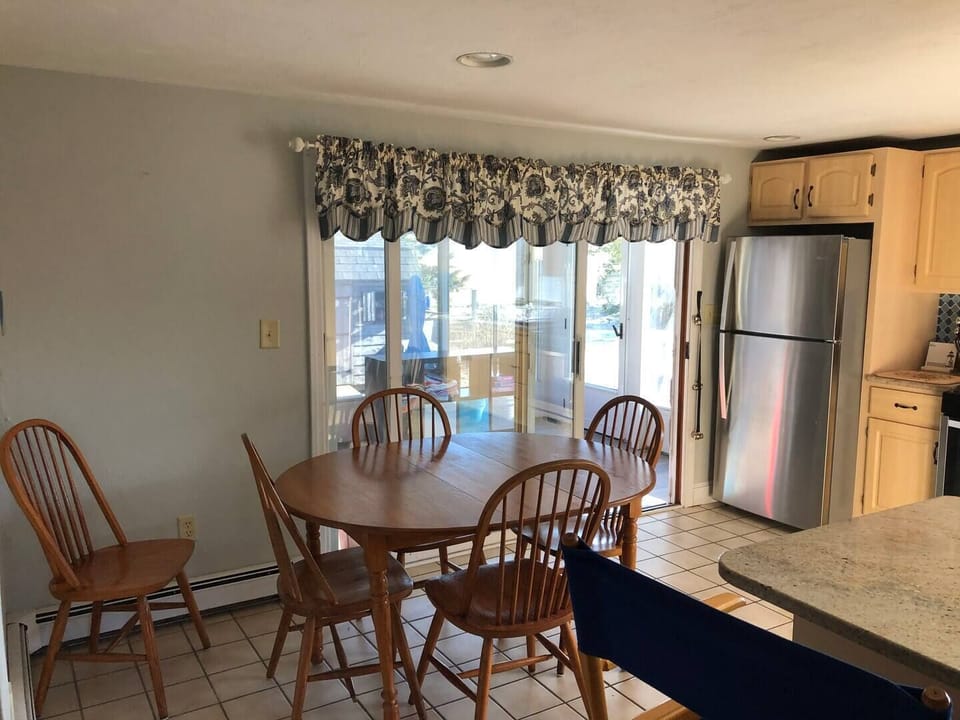 dine in kitchen with table