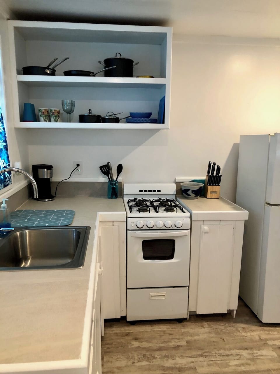 Fully equipped Kitchen with fridge/freezer, stove/oven, Kuerig coffee maker.