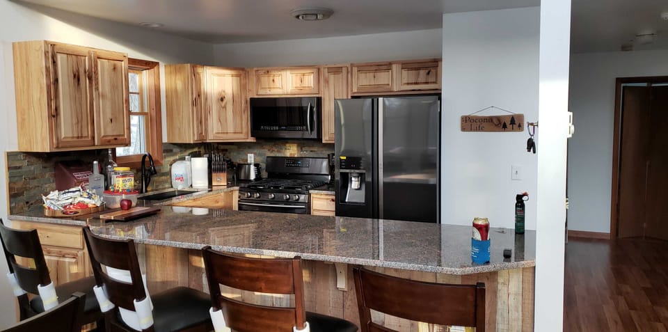 New kitchen
gas stove, dishwasher,
microwave
granite brkfst bar 