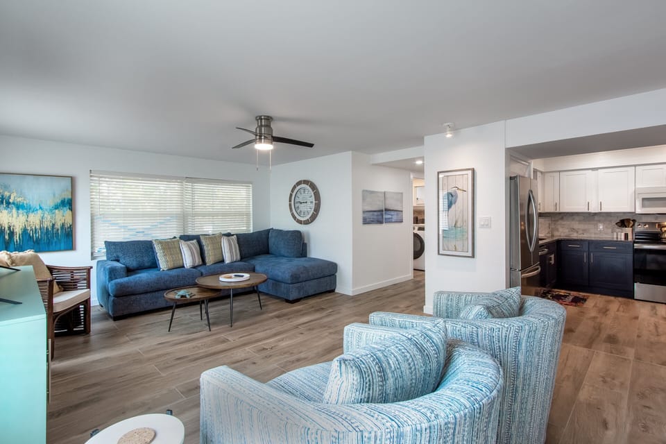Spacious and cozy living room for a big group + Smart TV