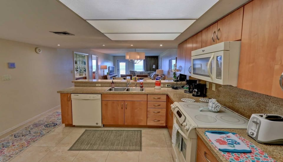 Room, Indoors, Flooring, Kitchen, Oven