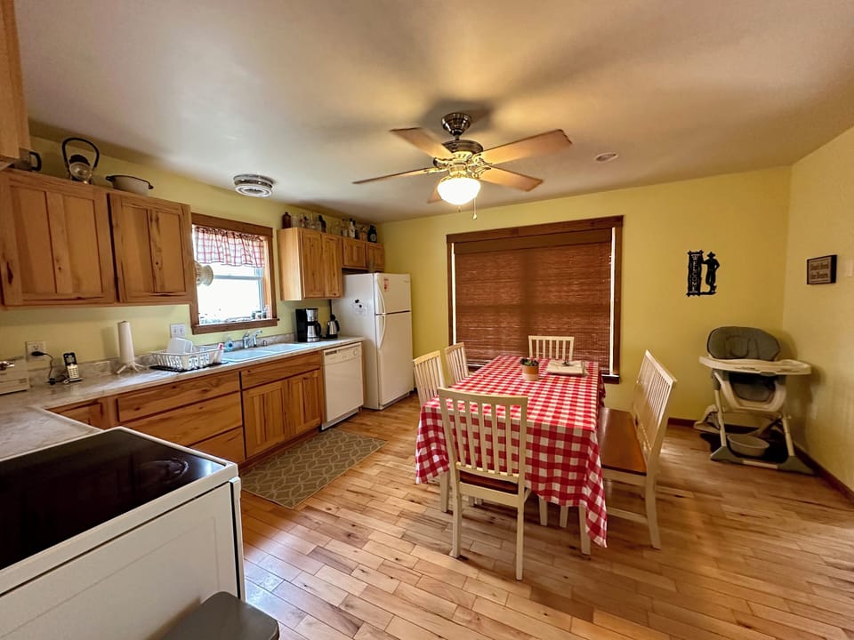 Eat-in kitchen