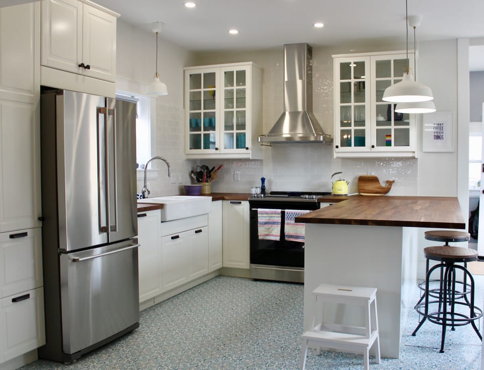 Bright, Spacious Kitchen (dishwasher to left of sink)