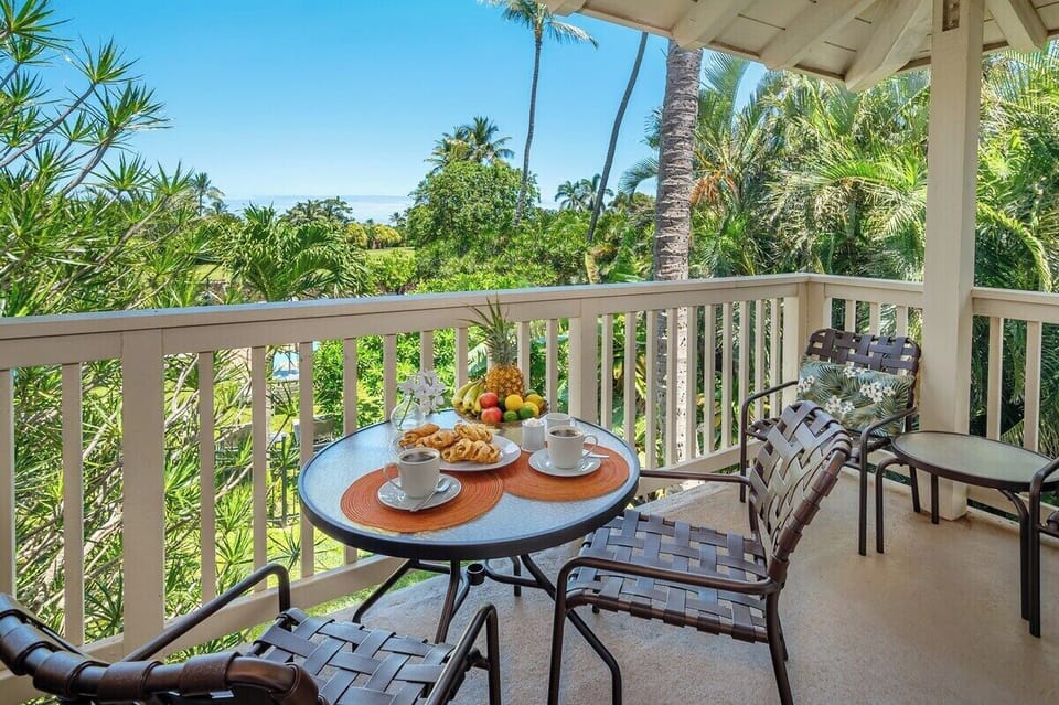 Regency 620 Living Area Lanai Overlooking Gardens and Regency Pool
