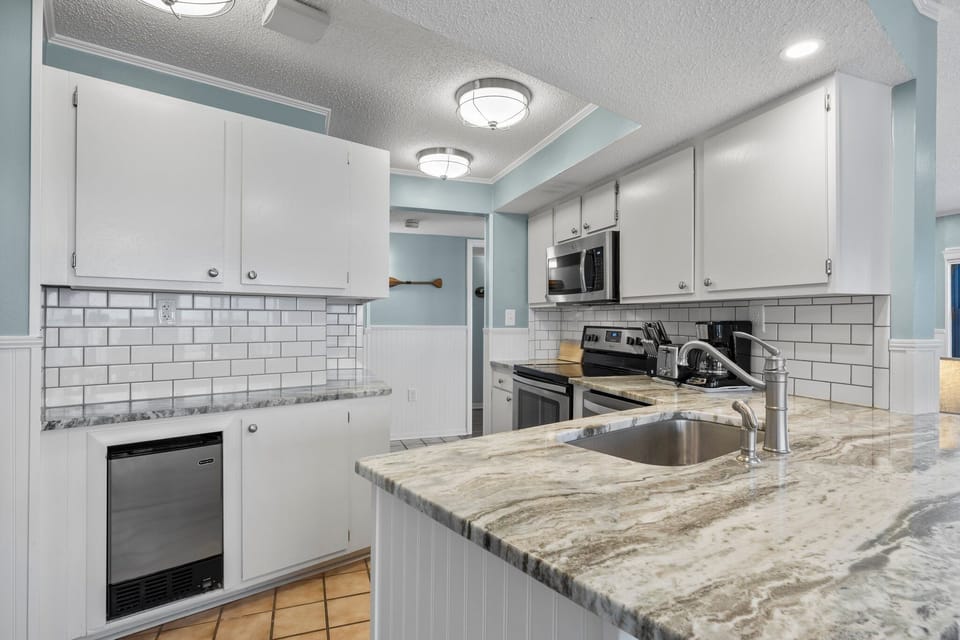 Beautiful kitchen with brand new granite, tile and appliances.