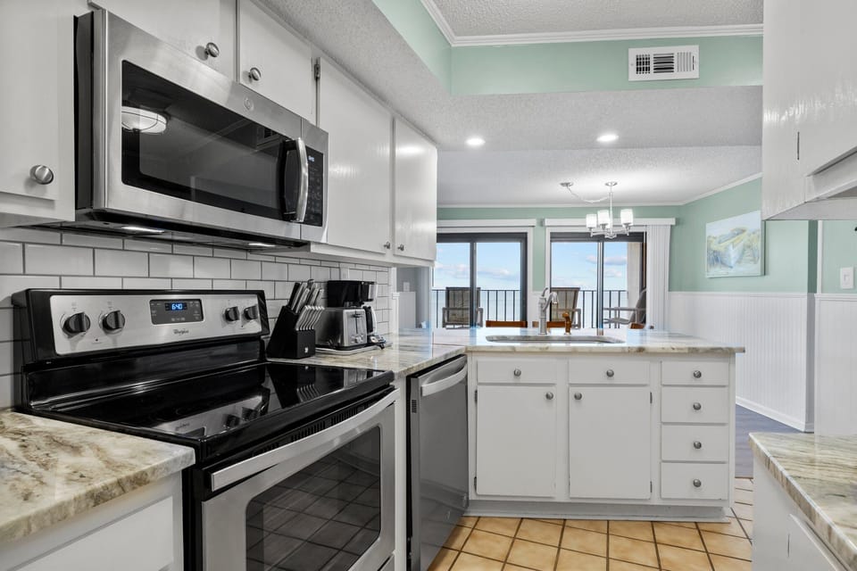 Beautiful kitchen with brand new granite, tile and appliances.