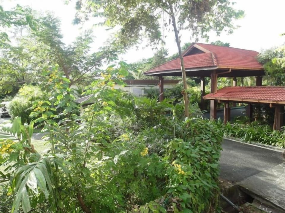 2 Bedroom Apartment with Pool View 