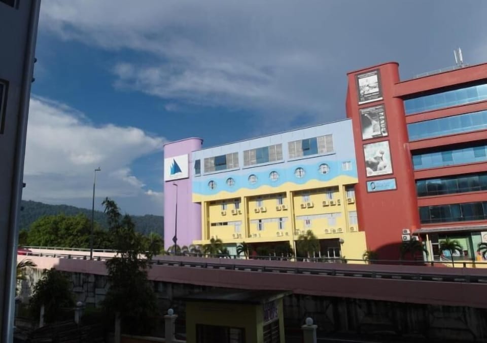 2 BR Apartment with Mountain View