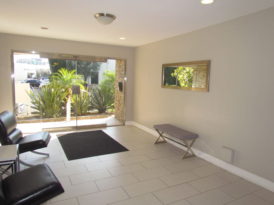 Next to Rodeo Dr Up to 8 pax, Wifi