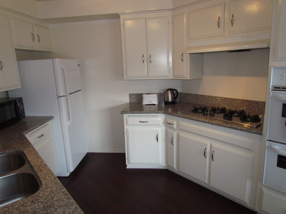 Next to Rodeo Dr Up to 8 pax, Wifi