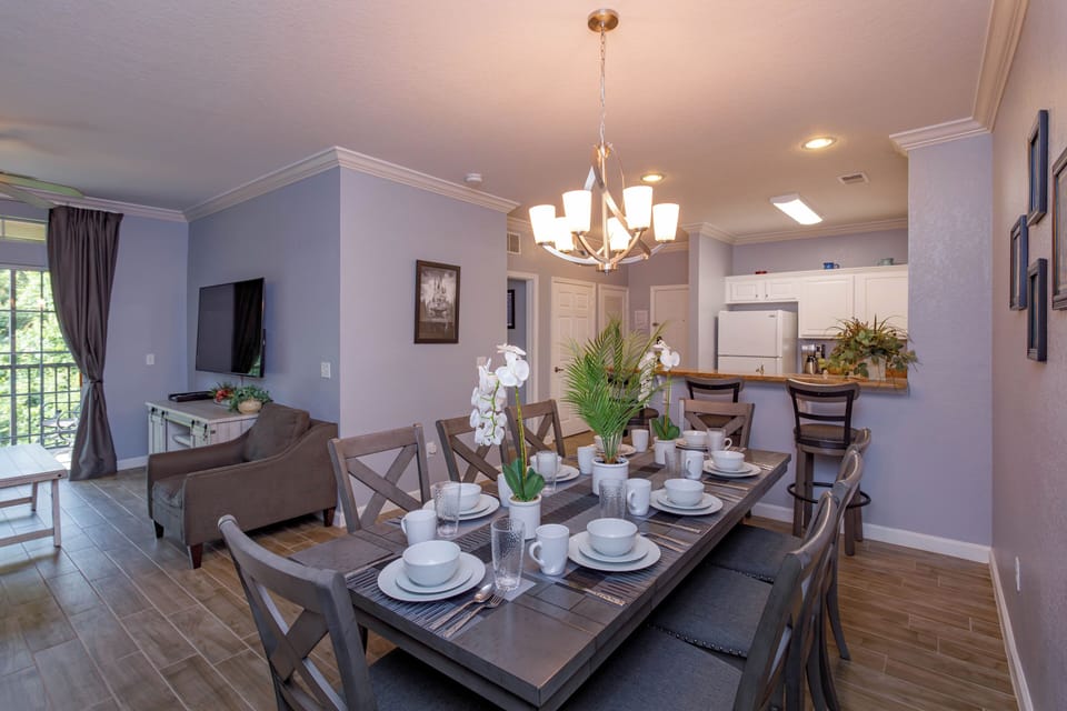 Dining Area and Breakfast bar
