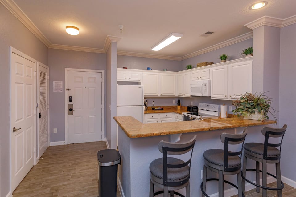 Kitchen with breakfast Bar