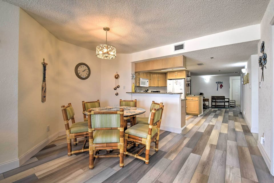 Dining Area | 6-Person Dining Table