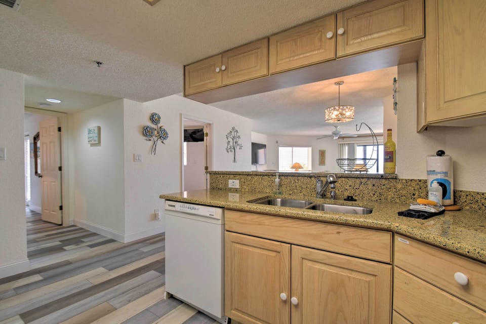 Kitchen | Fully Equipped w/ Cooking Basics