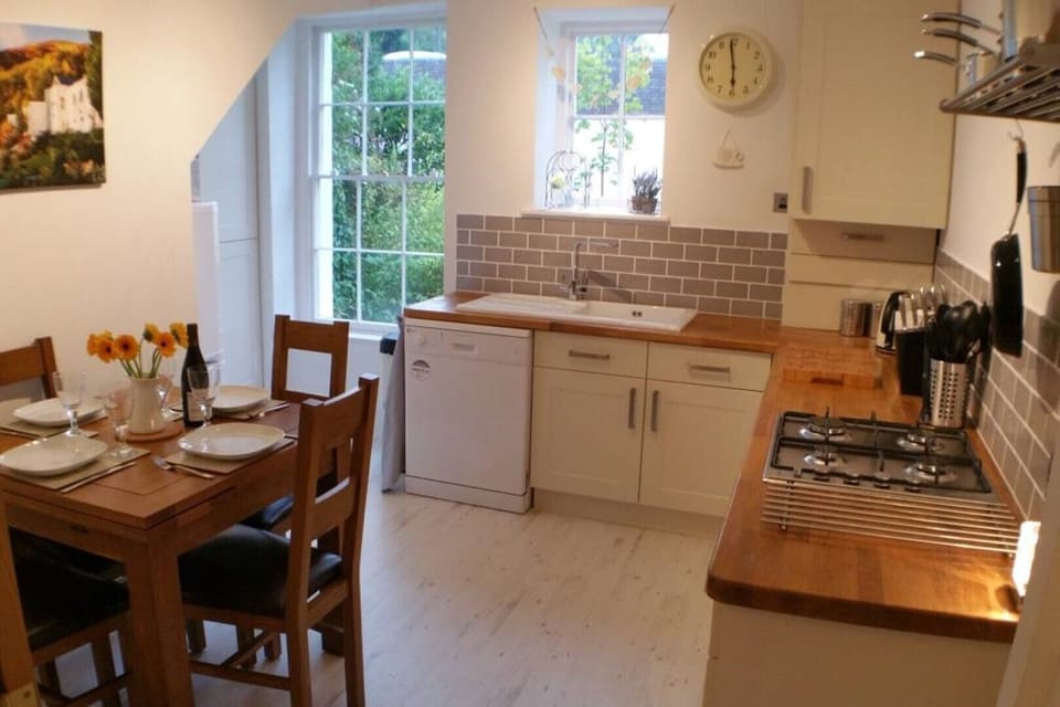 Fully fitted kitchen