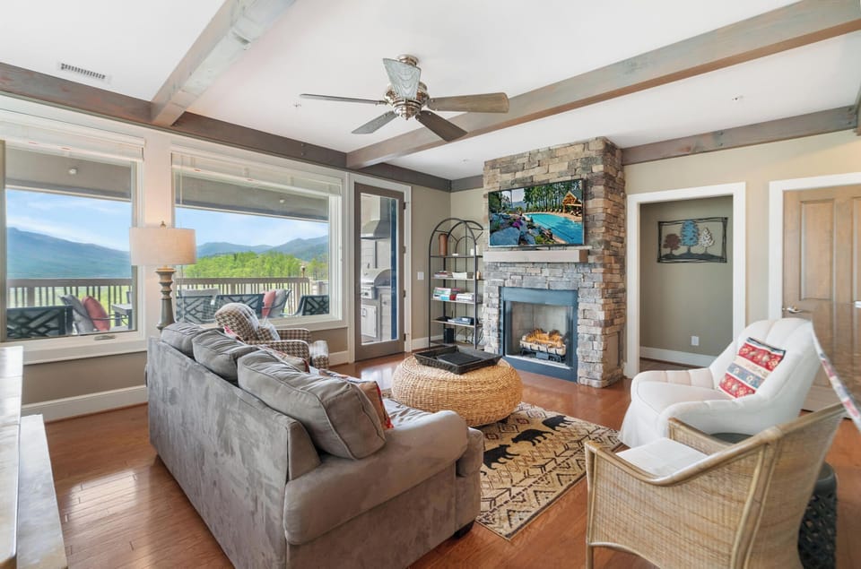 Cozy Living Room with Mountain View