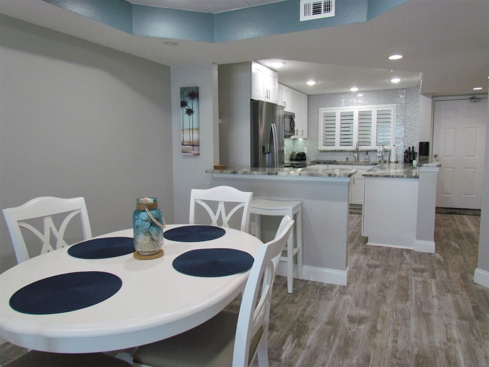 Easy Access and Open Floor Plan throughout this entirely remodel - Easy Access and Open Floor Plan throughout this entirely remodeled 12th floor condo!