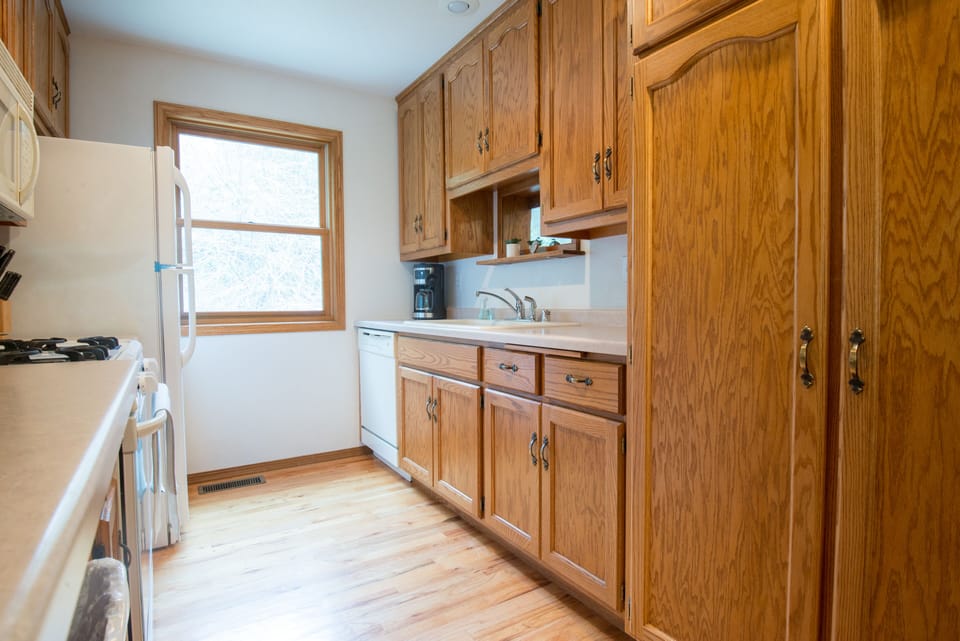 Kitchen with dishwasher, 