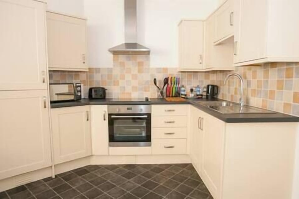 Centrally Located, Luxury 1 Bedroom Apartment in Swindon