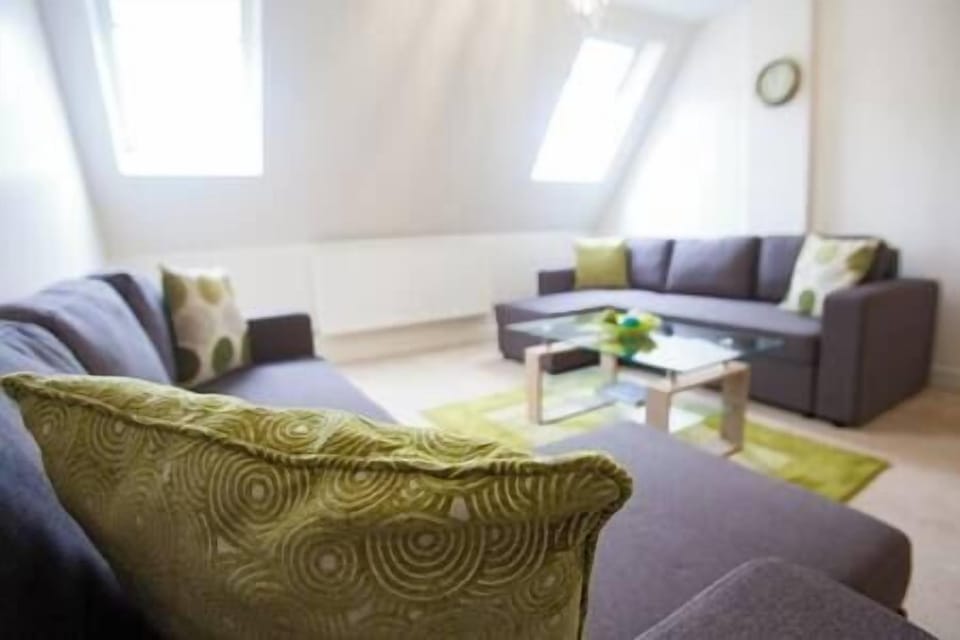 Centrally Located, Luxury Three Bedroom Apartment with En-suite in Swindon