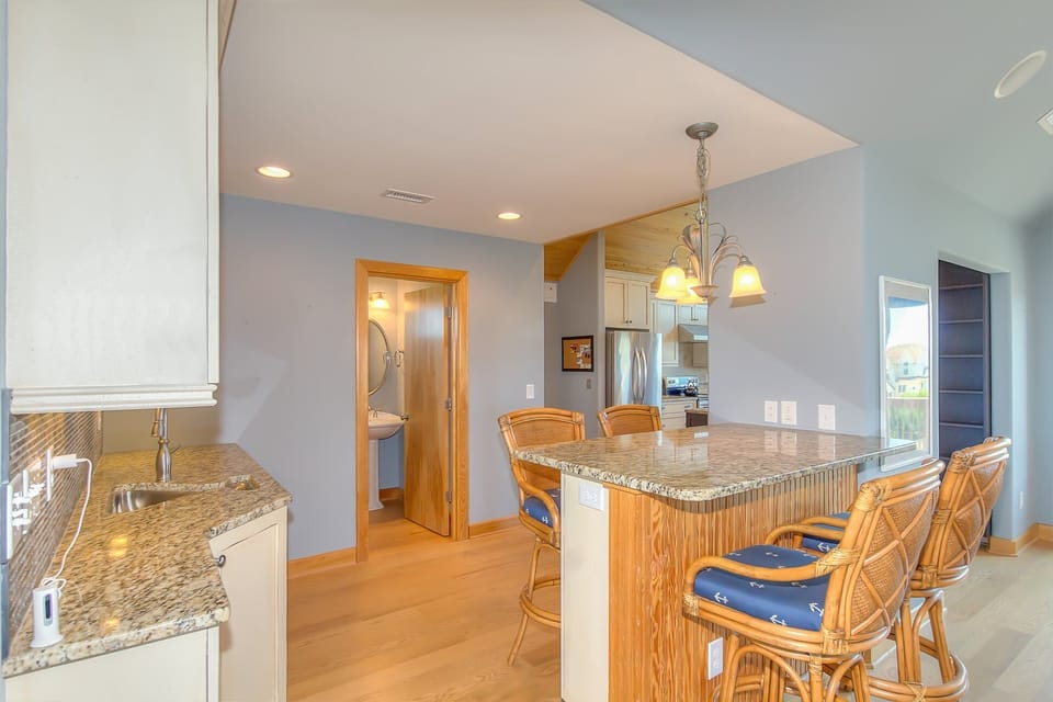 Top Floor:  Wet bar and Butler's pantry with view of Powder Room.