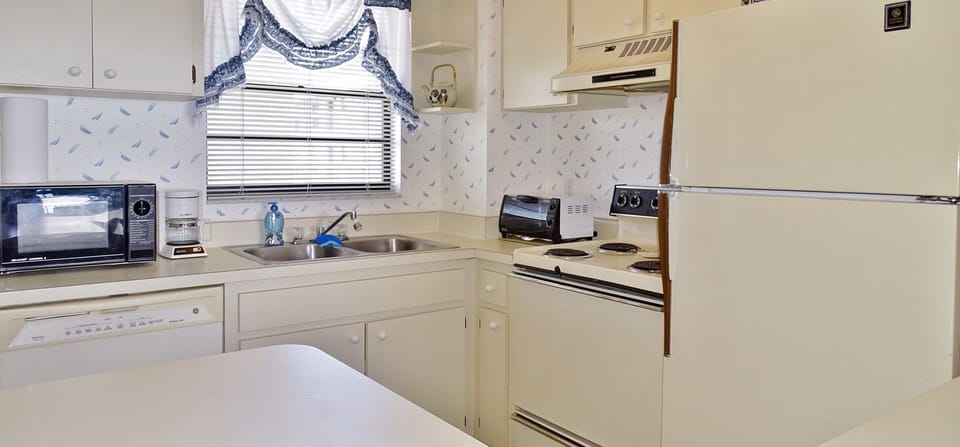 Kitchen (2).JPG