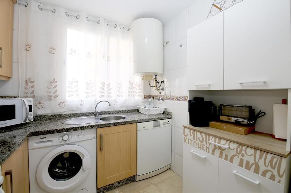 Another image of the fully-fitted kitchen
