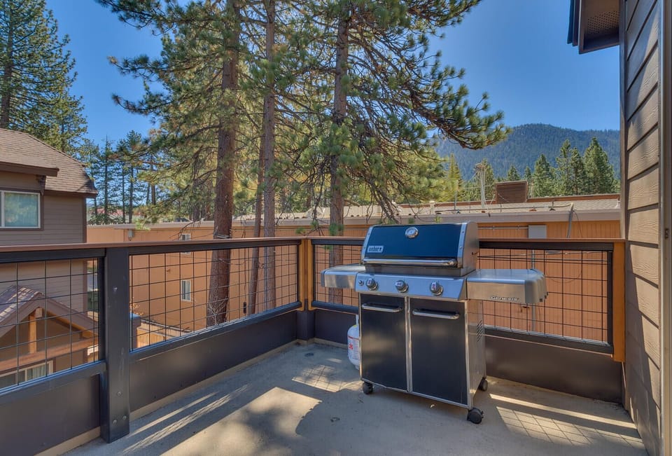 Balcony w/ Gas Grill