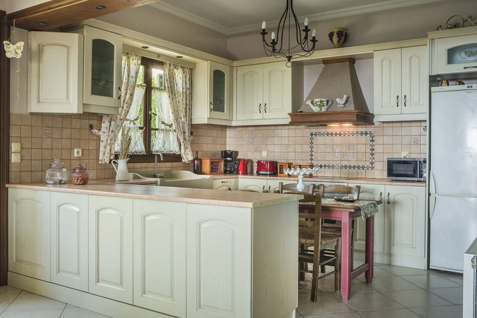 Kefalonia villas. Charming traditional Greek house with 3 bedrooms: kitchen 