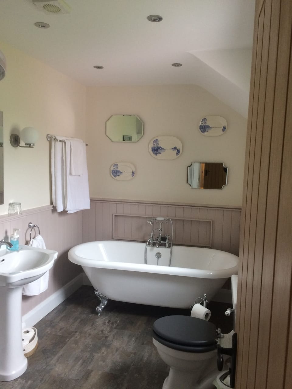 Full family bathroom with shower cubicle 