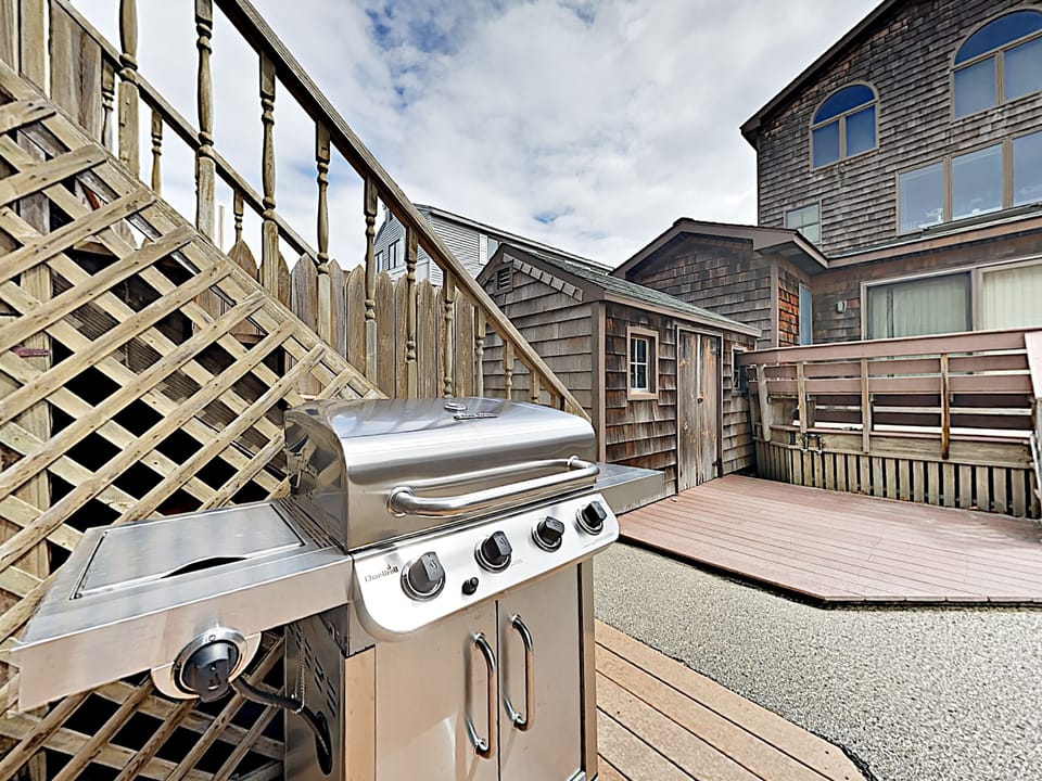 Private grill, outdoor hose to wash off sand to be shared by both houses 